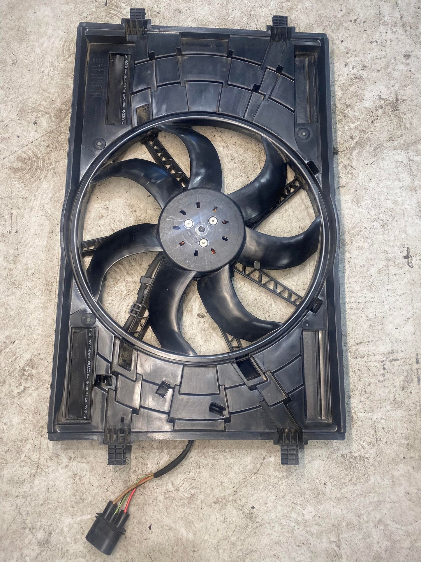 VW AUDI A3 GOLF RADIATOR COOLING FAN 5Q0121205