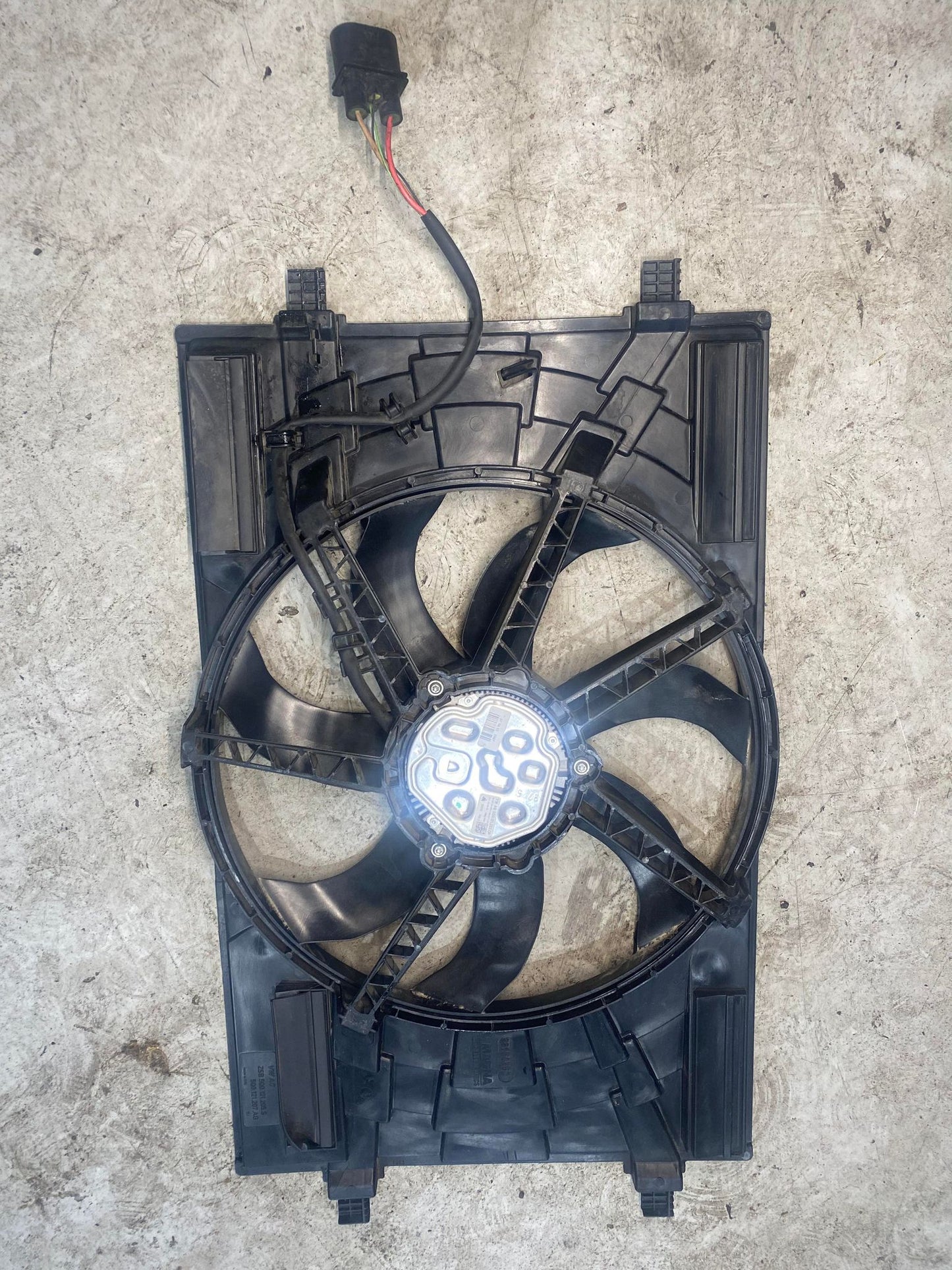 VW AUDI A3 GOLF RADIATOR COOLING FAN 5Q0121205