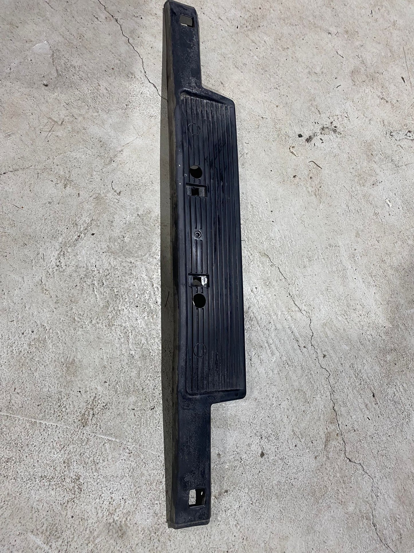 BMW 5 SERIES E34 FRONT BUMPER LICENSE PLATE TRIM 18888266