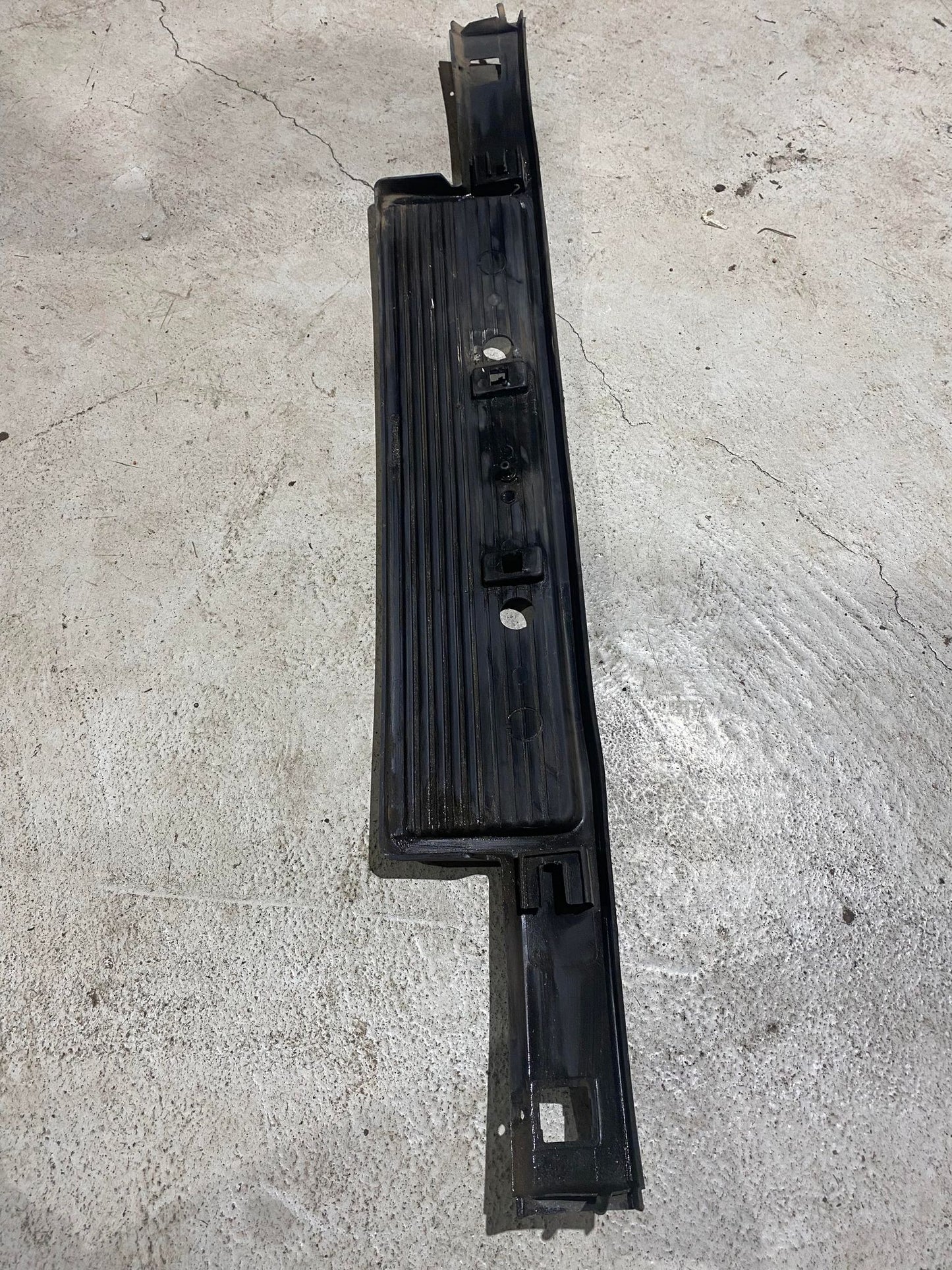 BMW 5 SERIES E34 FRONT BUMPER LICENSE PLATE TRIM 18888266