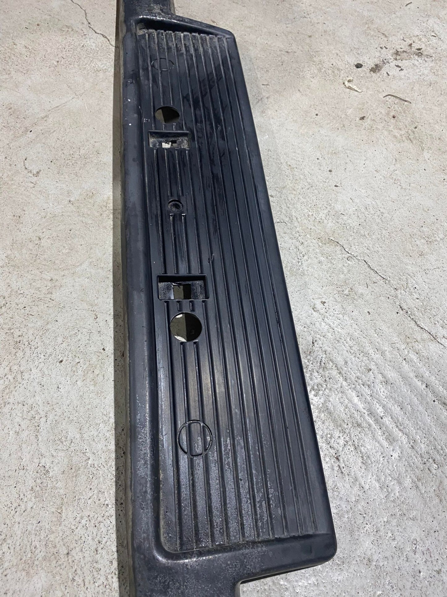 BMW 5 SERIES E34 FRONT BUMPER LICENSE PLATE TRIM 18888266