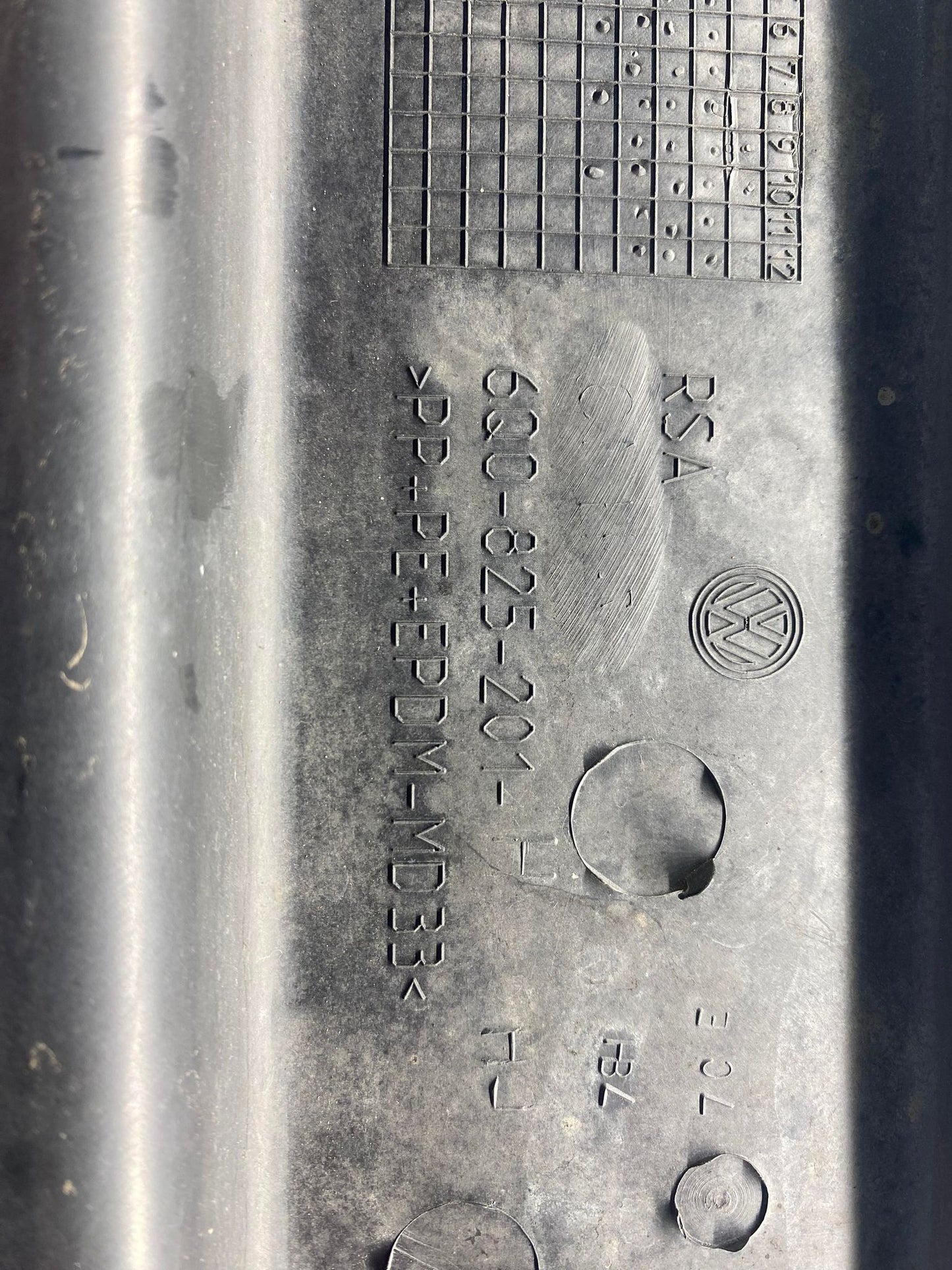 VW POLO 6R LEFT SIDE UNDERTRAY 6Q0825201