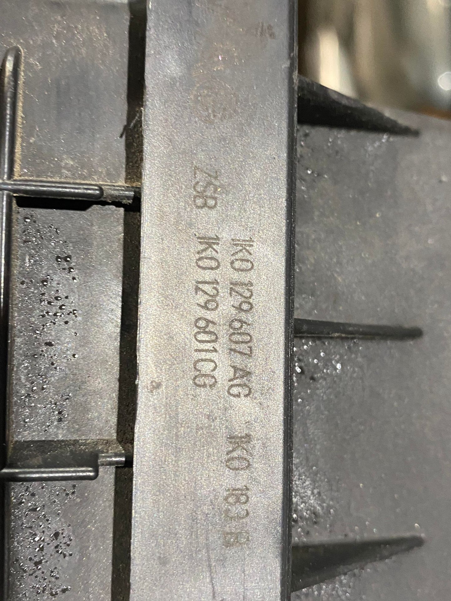 VW AUDI AIR FILTER BOX 1K0129607