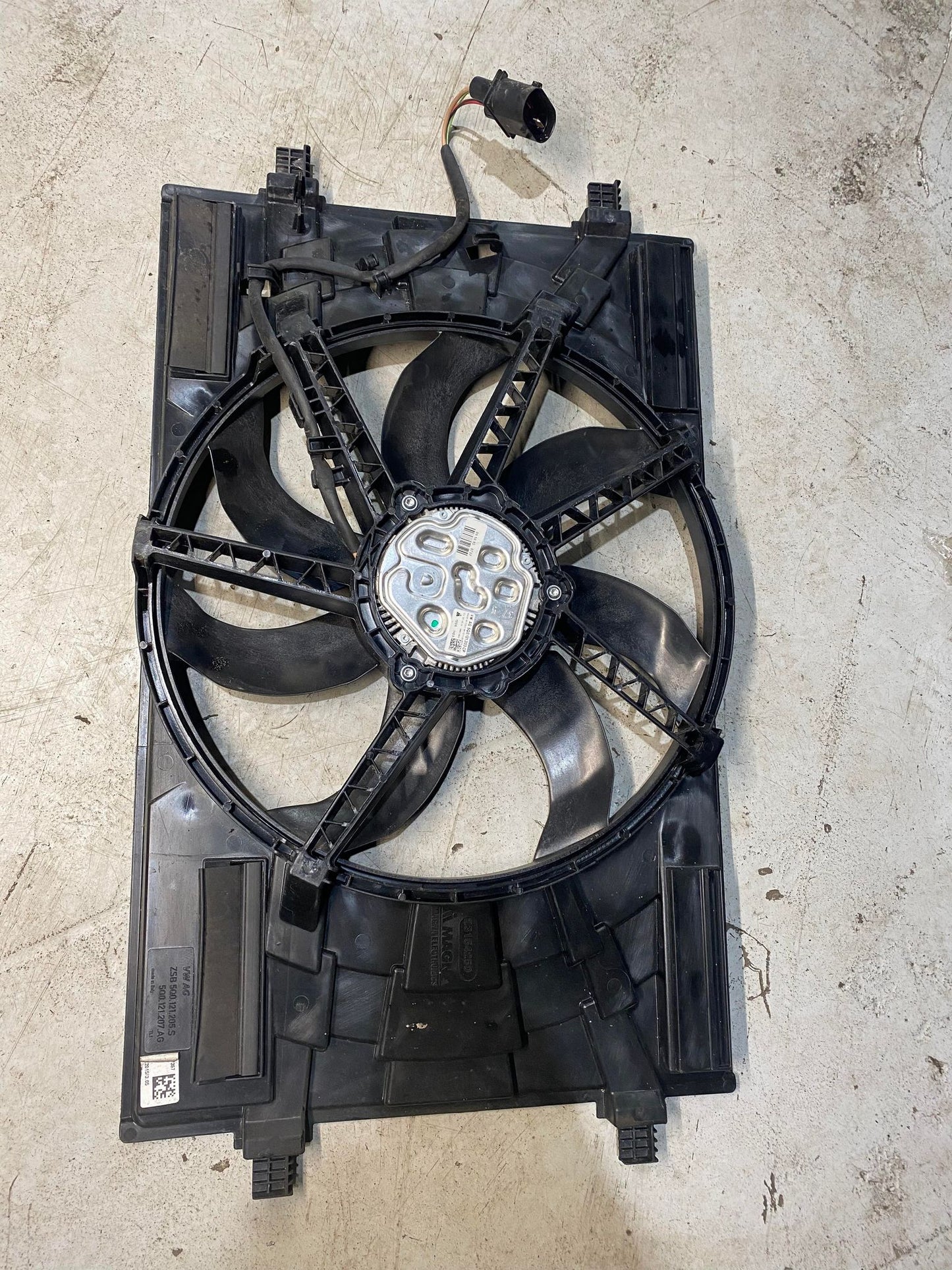 VW AUDI A3 GOLF RADIATOR COOLING FAN 5Q0121205