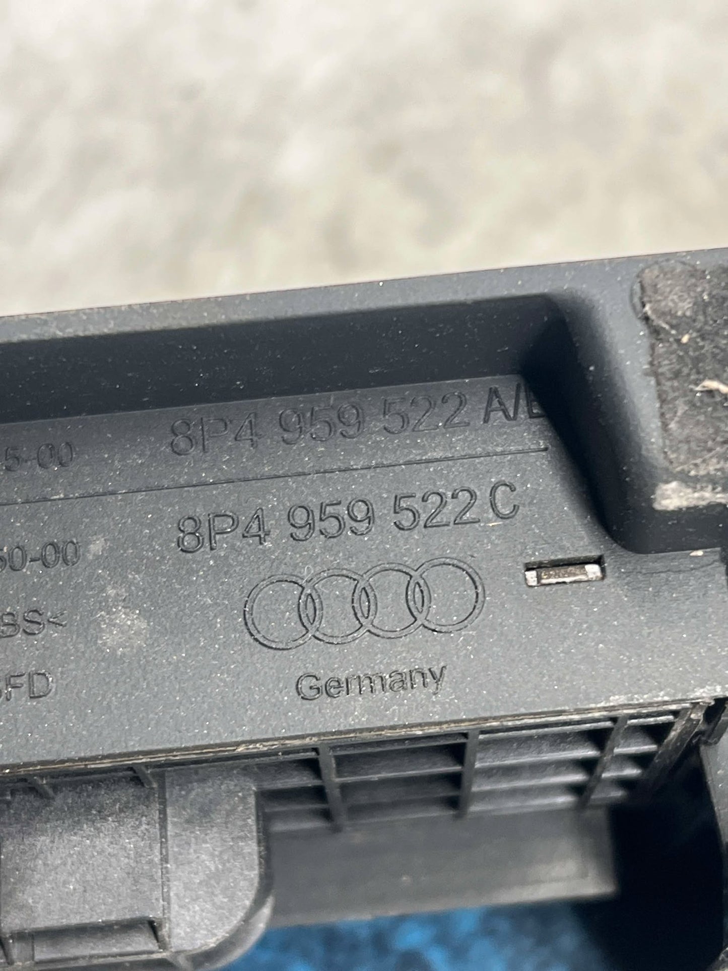 AUDI A3 8P DRIVERS RIGHT SIDE WINDOW CONTROL SWITCH 8P4959522C