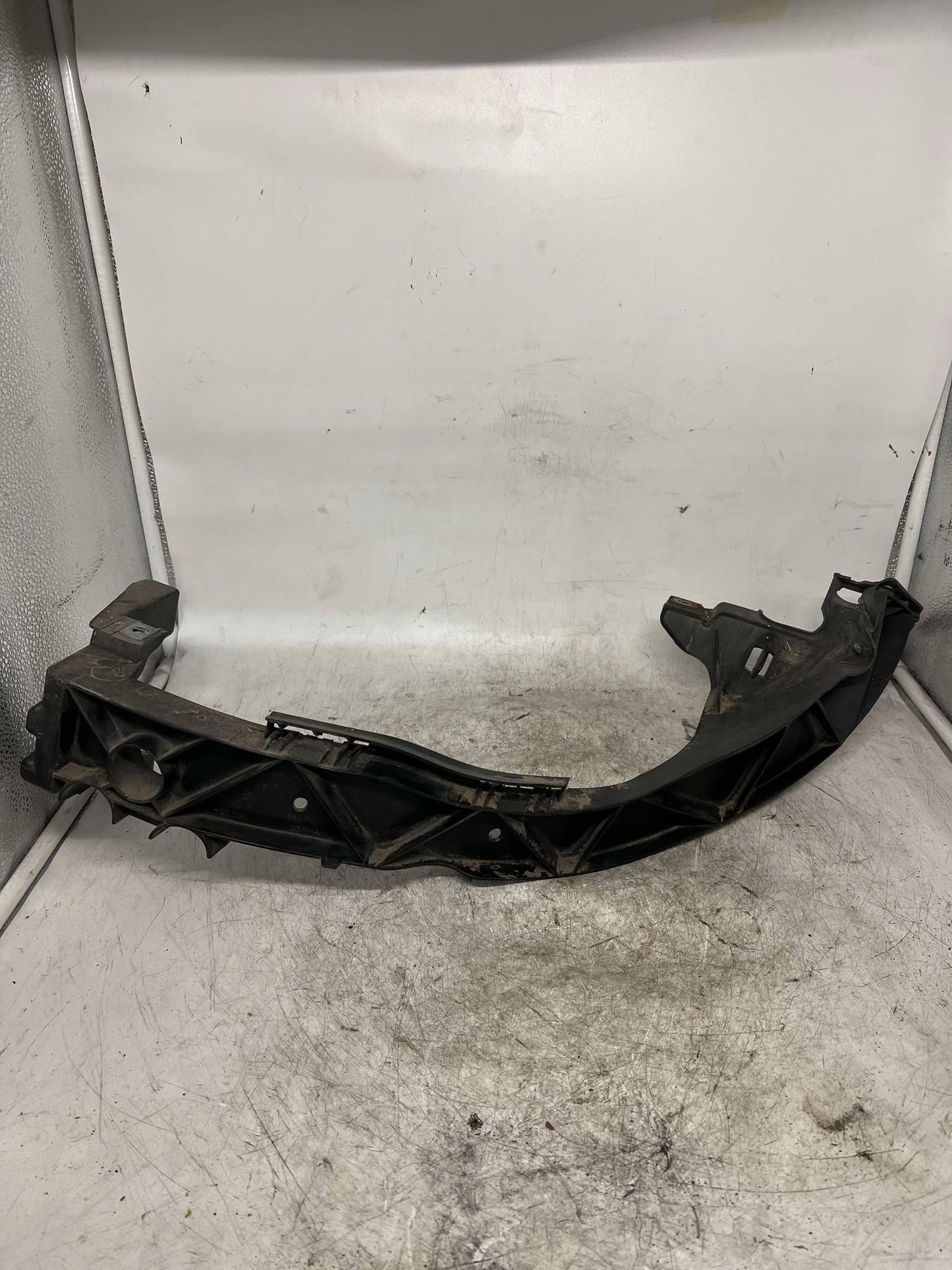 BMW 1 SERIES E82 E87 E88 LHS PASSENGER SIDE HEADLIGHT BRACKET 7120823