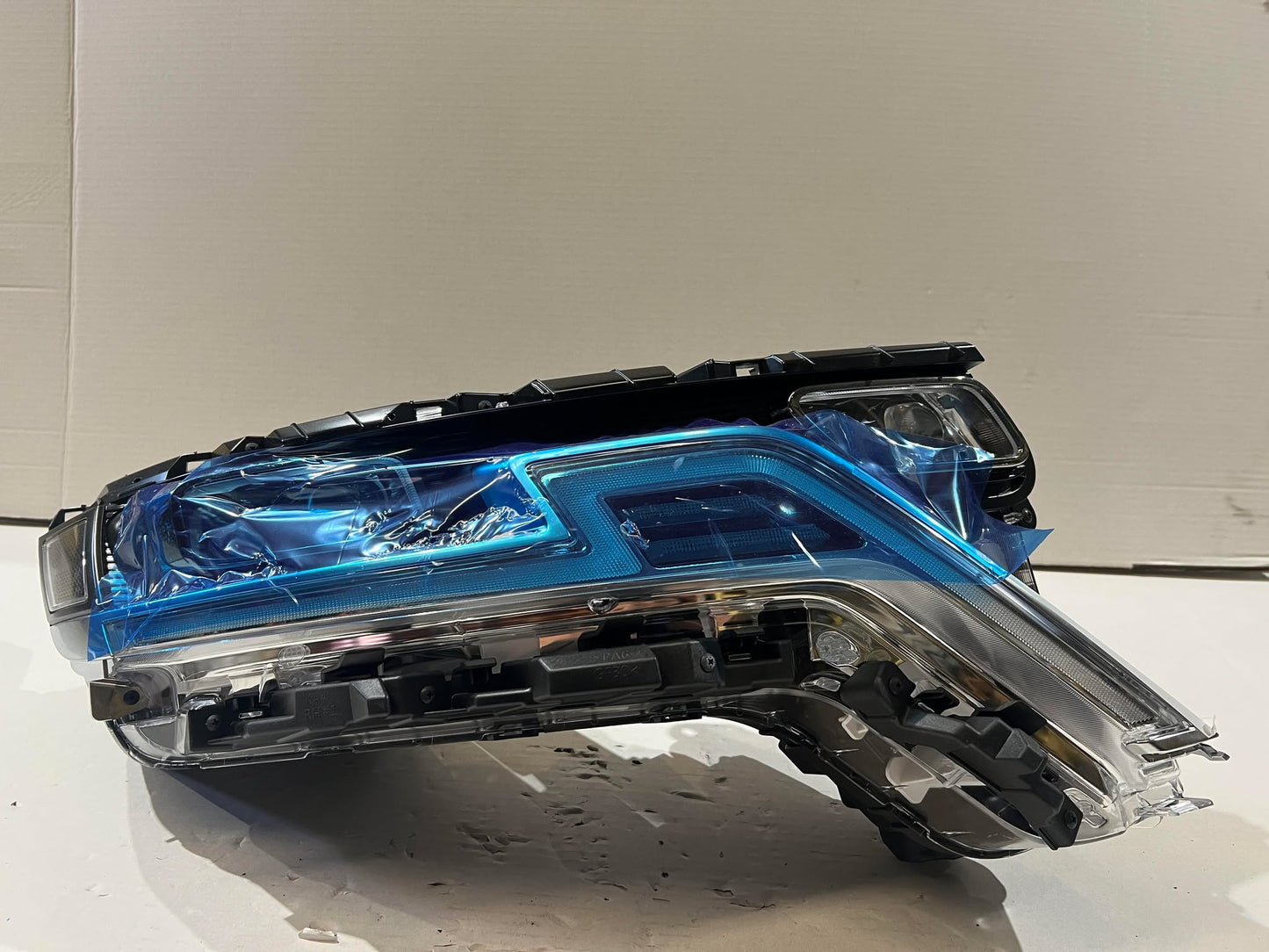 KIA CARNIVAL KA4 RHS RIGHT LED PROJECTOR TYPE HEADLIGHT 92102R0210