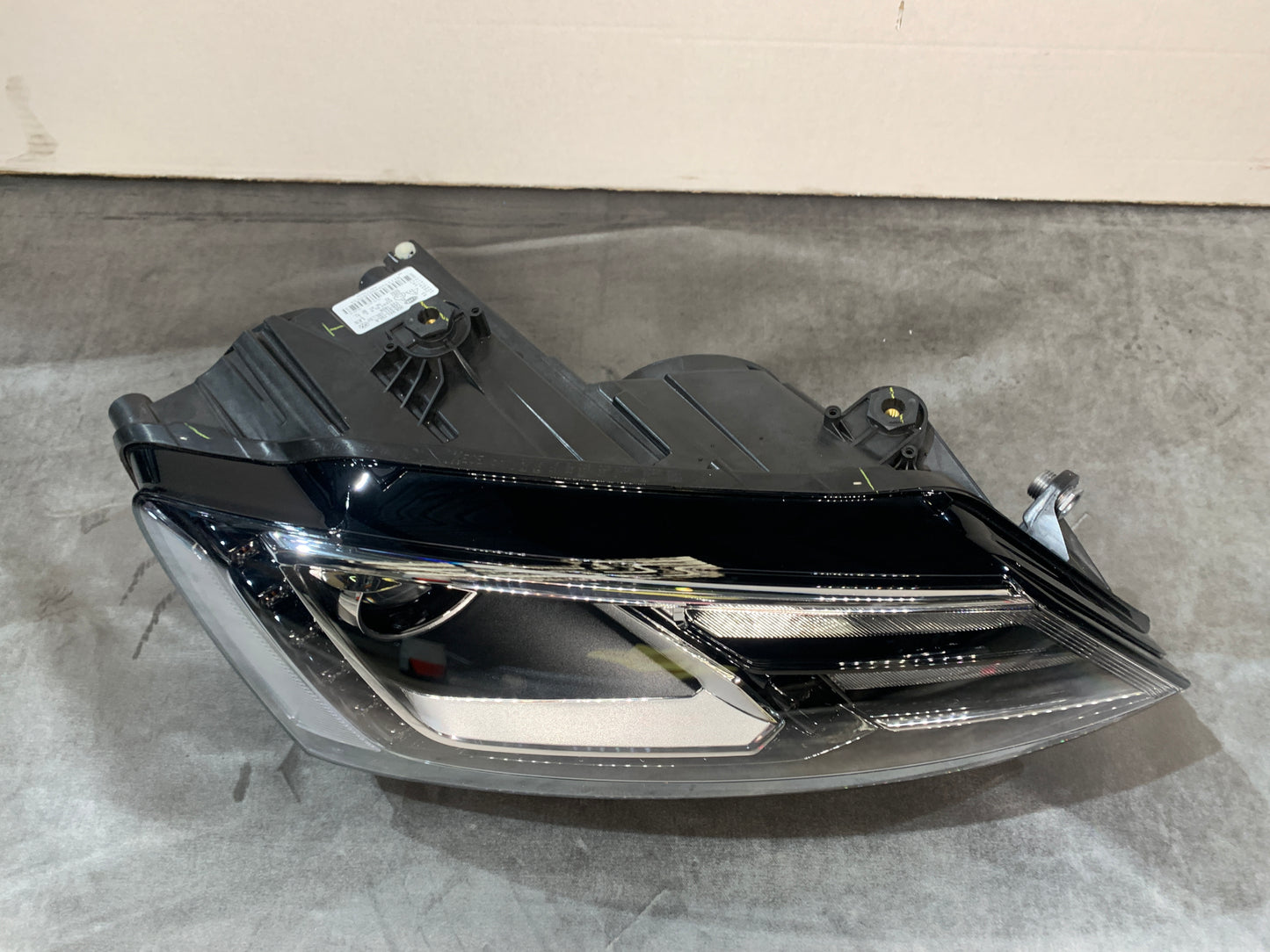 VOLKSWAGEN JETTA 2011-2018 RHS RIGHT XENON HEADLIGHT 5C8941752B