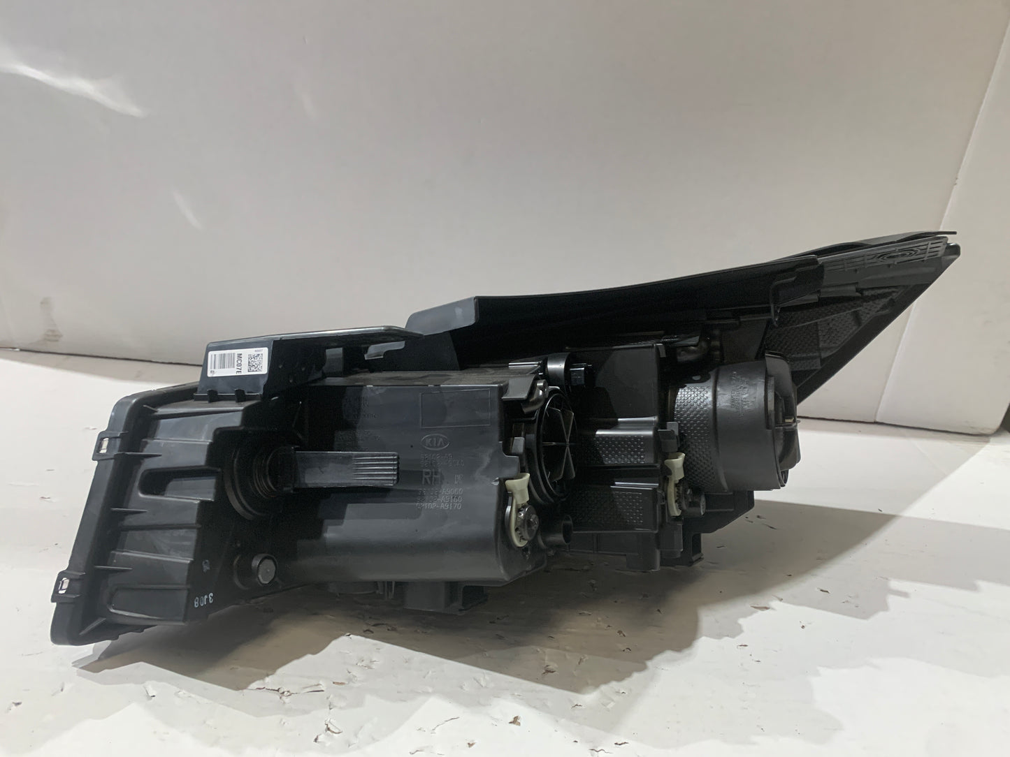 KIA CARNIVAL YP RHS RIGHT HEADLIGHT 92102-A9040