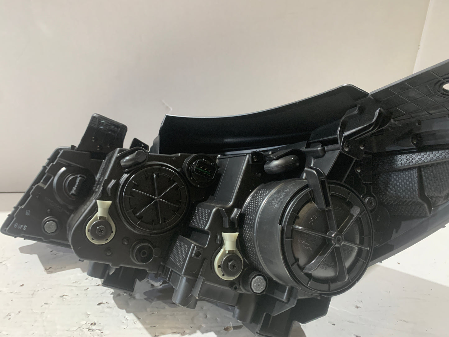 KIA CARNIVAL YP RHS RIGHT HEADLIGHT 92102-A9040
