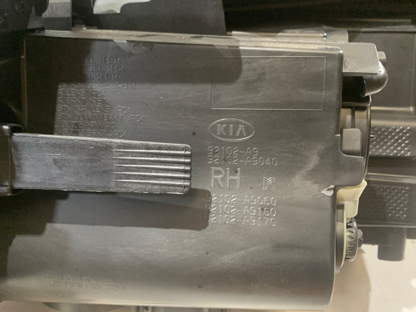KIA CARNIVAL YP RHS RIGHT HEADLIGHT 92102-A9040