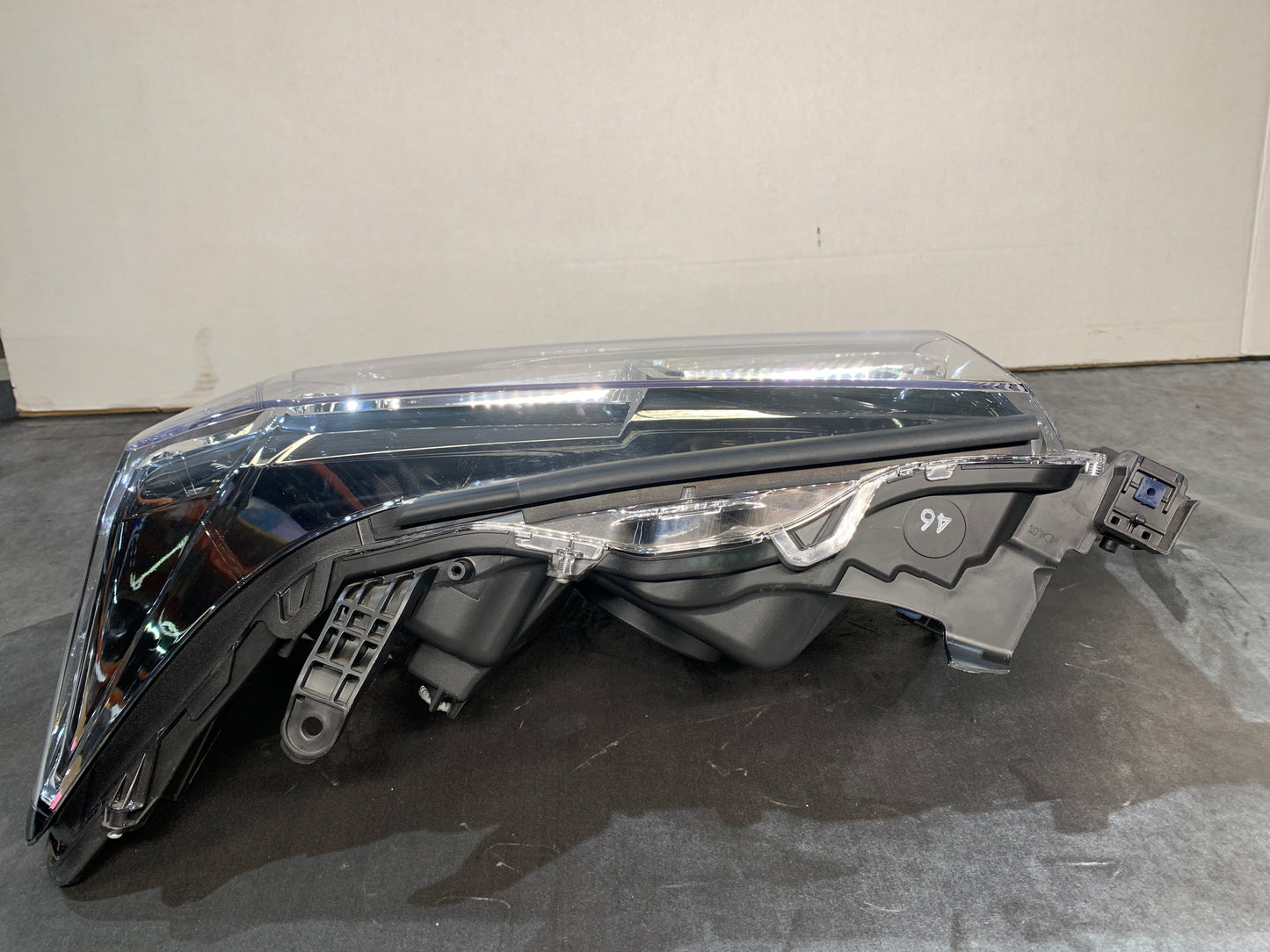 TOYOTA LANDCRUISER GX 200 SERIES VDJ200 LHS LEFT HALOGEN HEADLIGHT