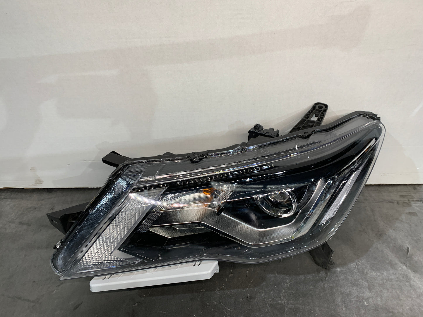 NISSAN PATHFINDER R52 LHS LEFT HALOGEN HEADLIGHT 26060-9PF3A