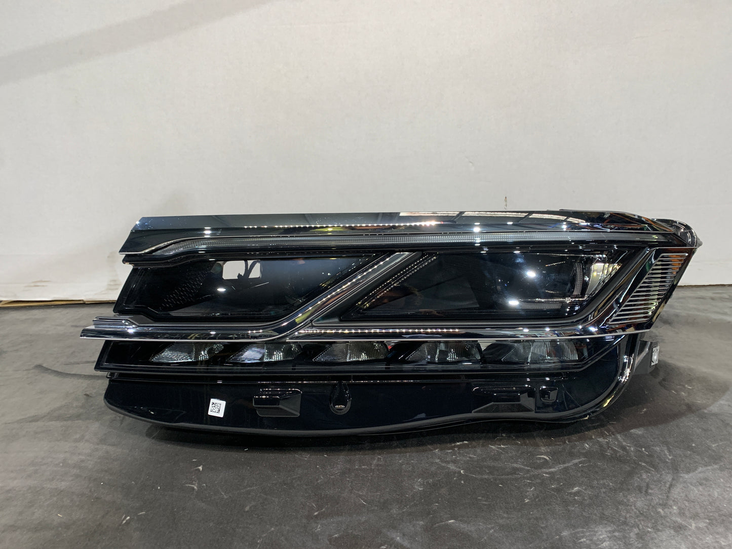 VOLKSWAGEN TOUAREG CR7 LHS LEFT LED HEADLIGHT 761941035A