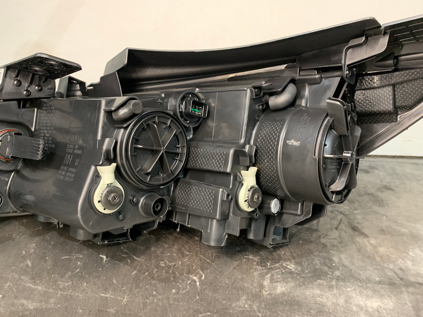 KIA CARNIVAL YP RHS RIGHT HEADLIGHT 92102-A9040