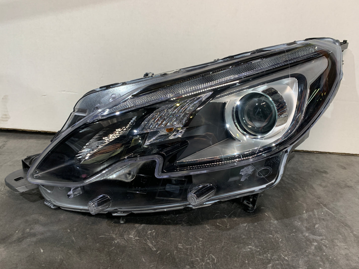 Peugeot 2008 A94 LHS LEFT Headlight 9825313780
