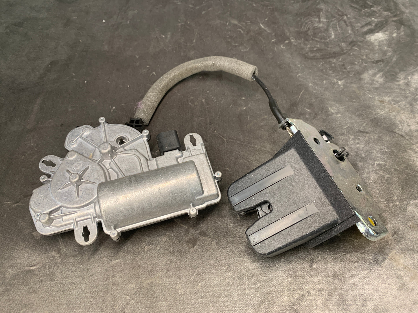 VOLKSWAGEN TIGUAN T-ROC ARTEON PASSAT TAILGATE AUTO CLOSE LATCH 3G0827887B