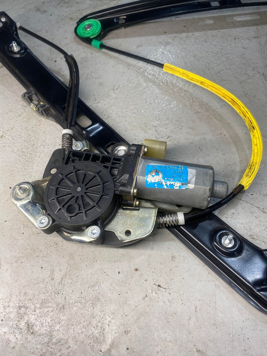 BMW 3 SERIES E46 FRONT LEFT PASSENGER WINDOW REGULATOR 8196037