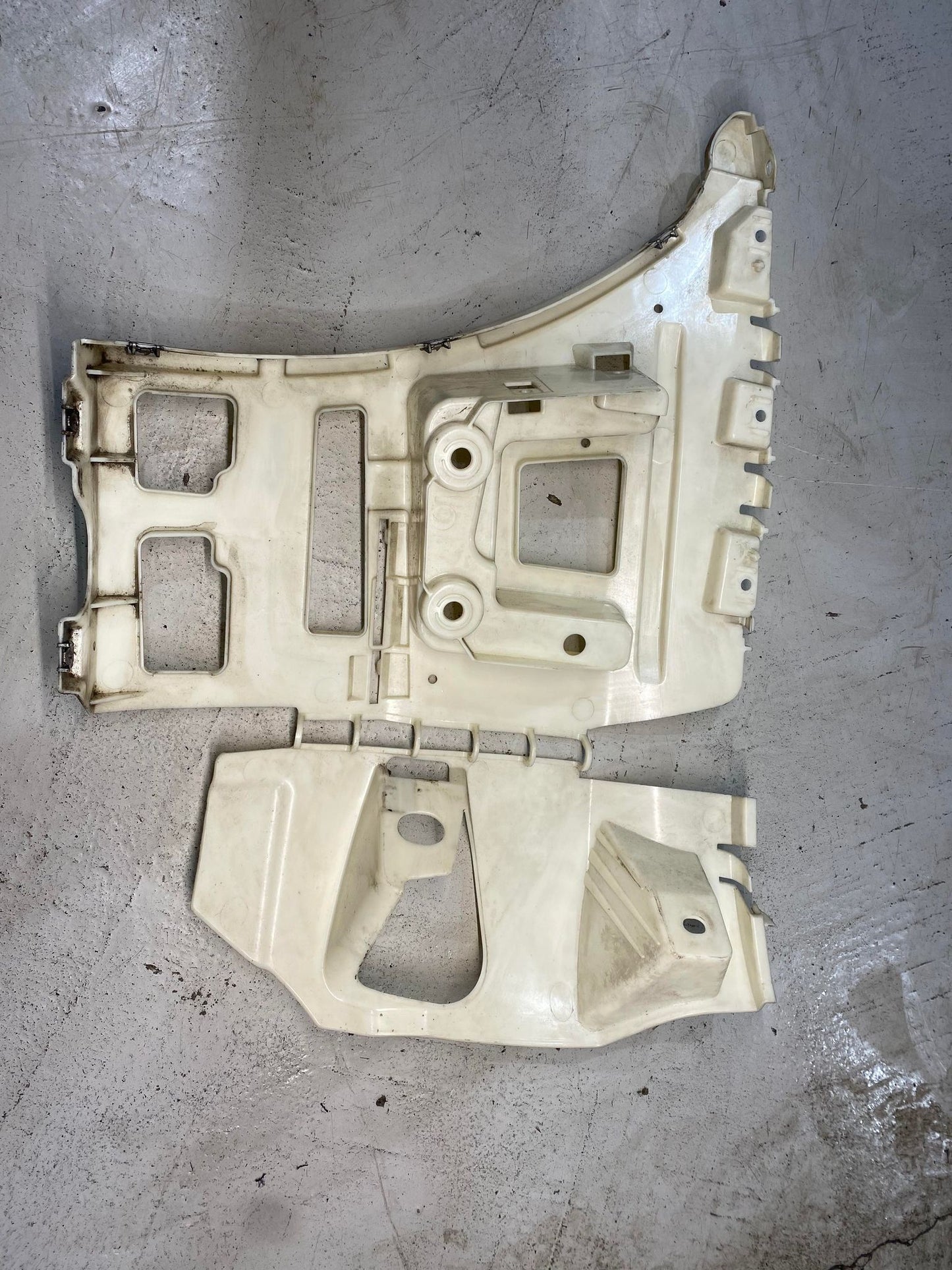 BMW 1 SERIES E82 E88 REAR RIGHT BUMPER BRACKET 8045508