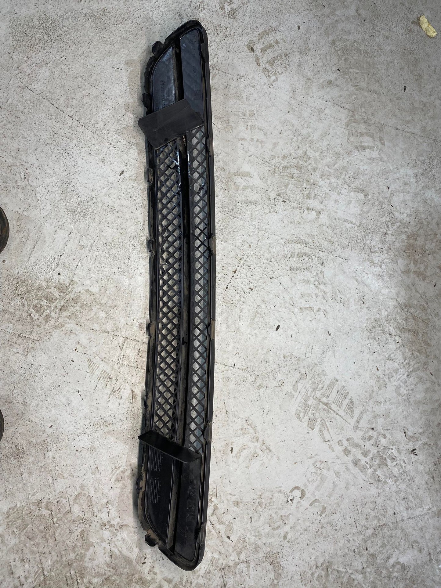 BMW 1 SERIES FRONT BUMPER LOWER GRILL 7263119