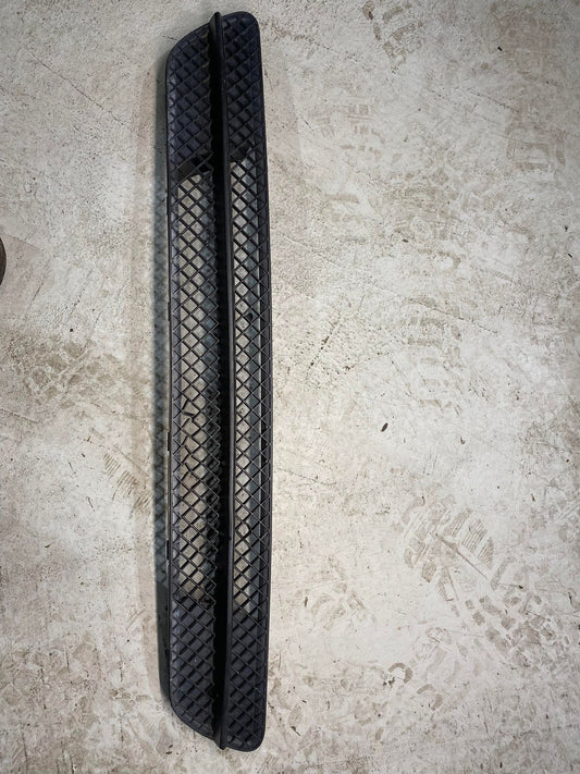 BMW 1 SERIES FRONT BUMPER LOWER GRILL 7263119