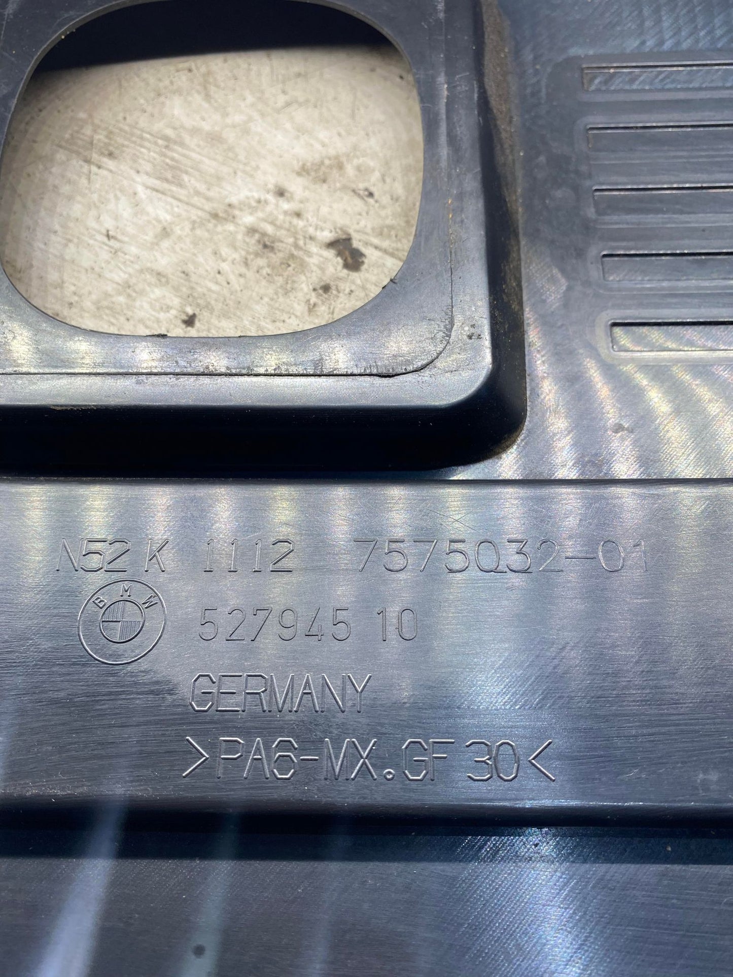 BMW 1 3 5 7 X SERIE N52 ENGINE COVERING 11127575032