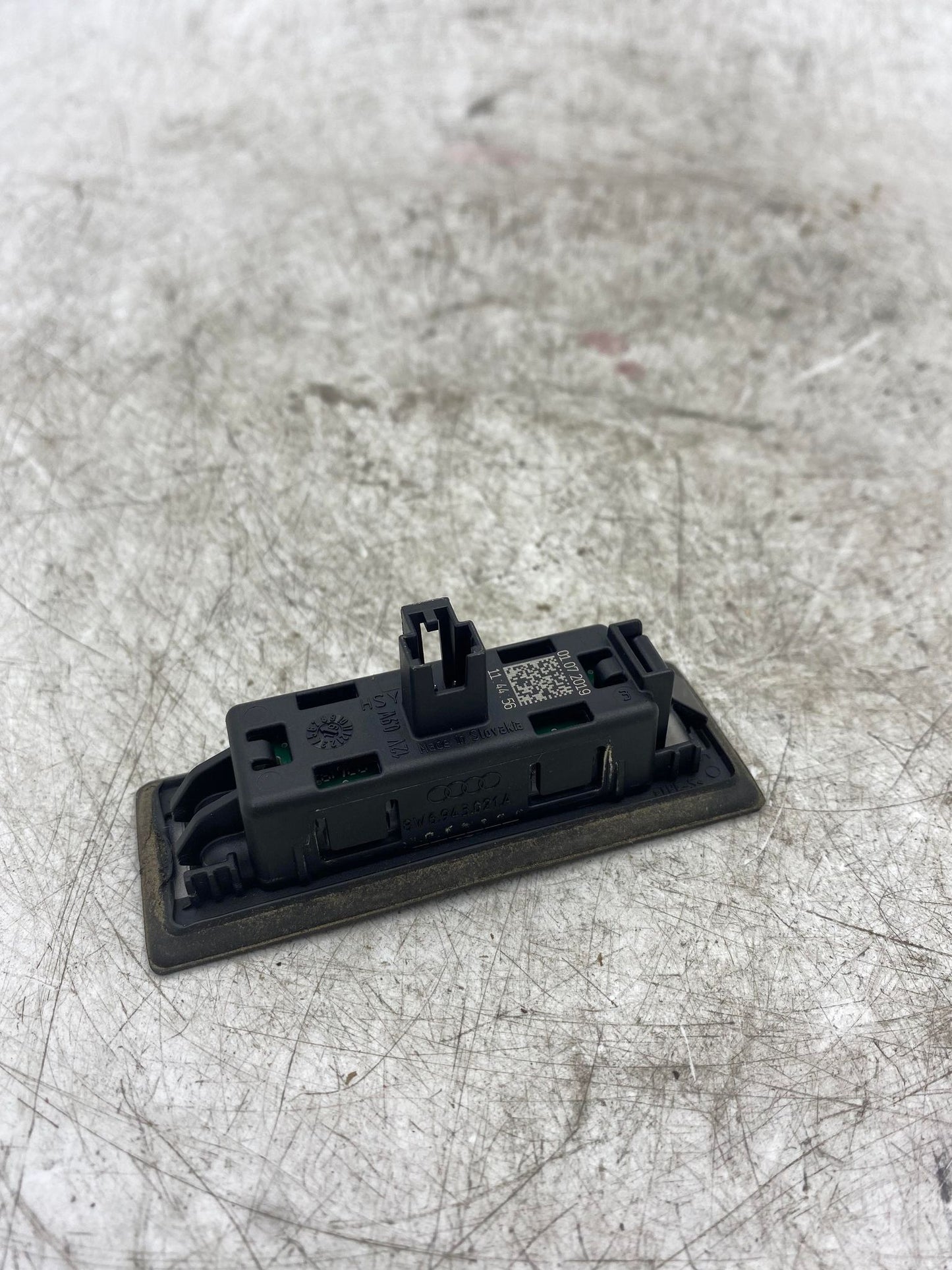 AUDI A5 8T REAR NUMBER PLATE BOOT LID LIGHT 8W6943021