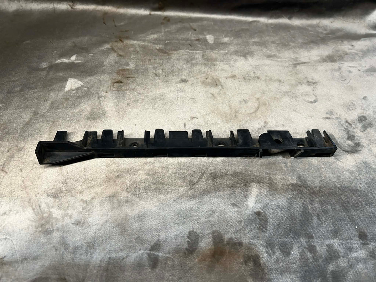 BMW 1 SERIES E87 E88 E82 FRONT RIGHT GUARD SUPPORT BRACKET 7118160