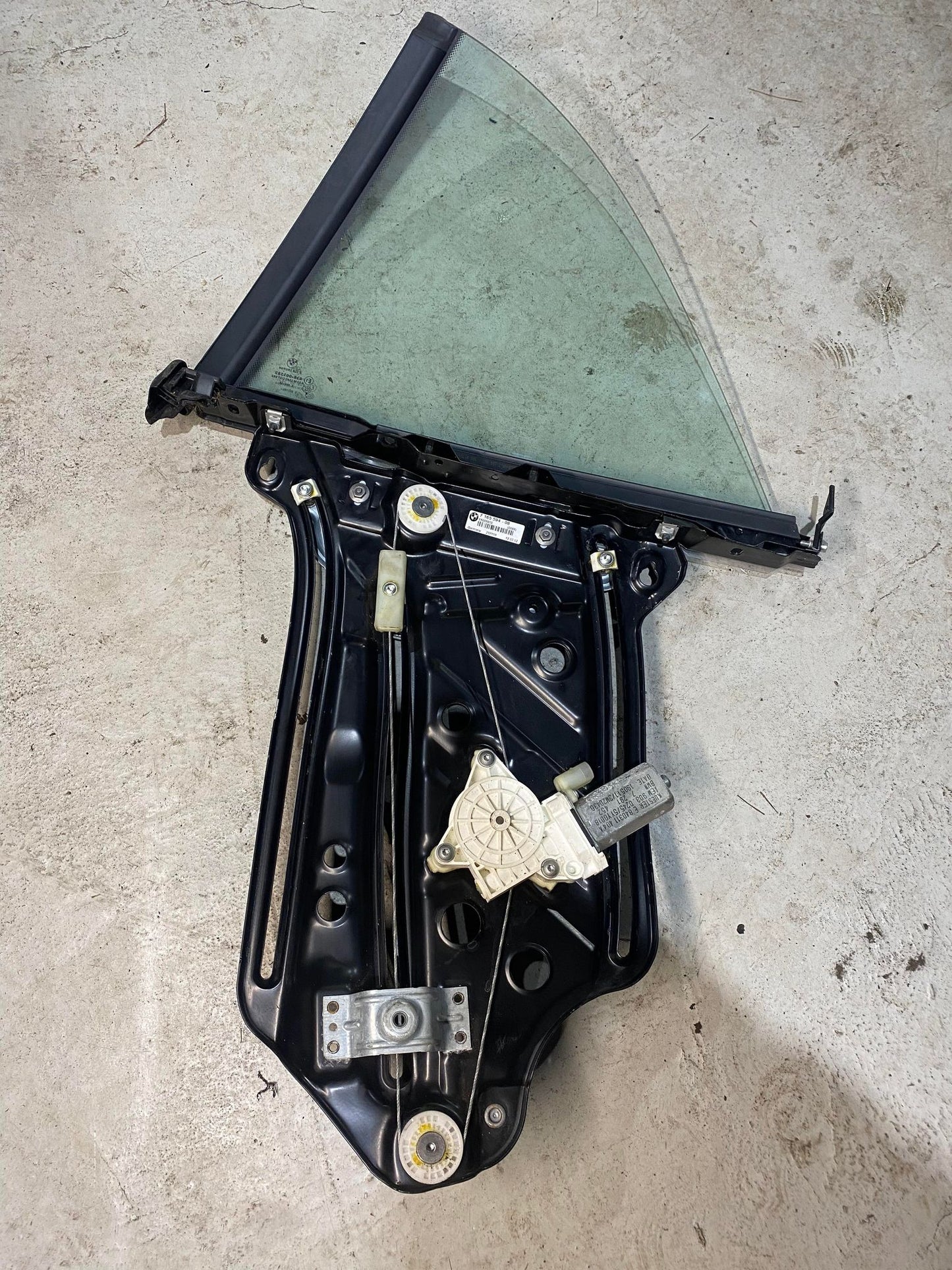 BMW 1 SERIES E88 REAR RIGHT WINDOW REGULATOR 7165594