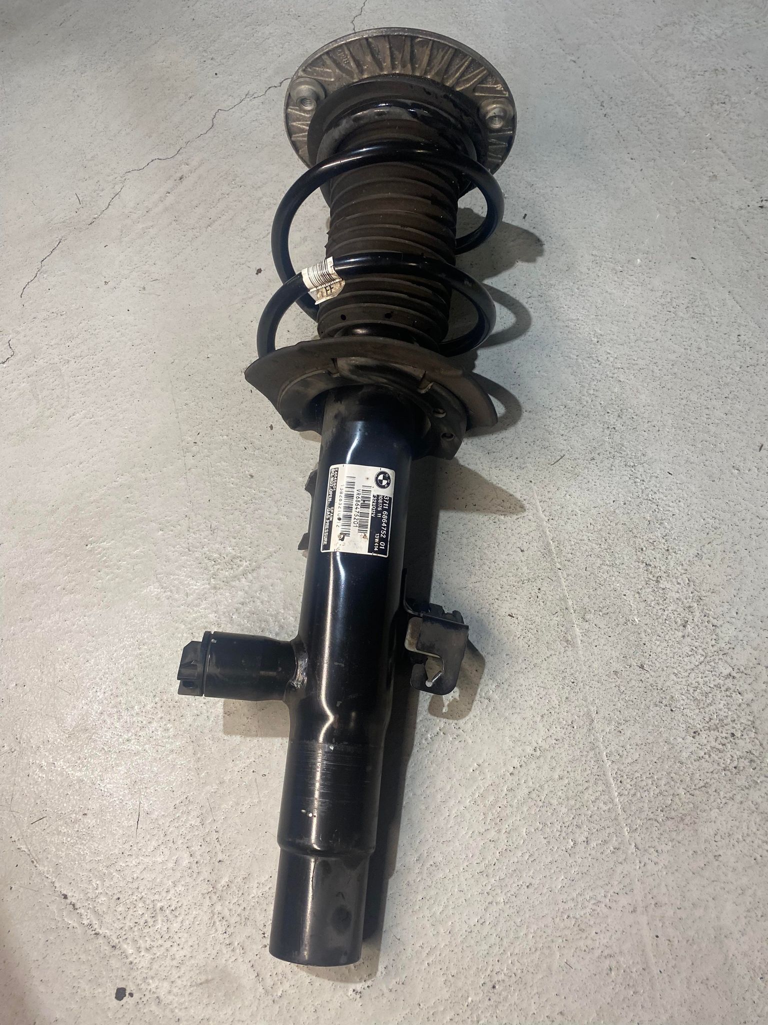 BMW F32 4シリーズ　純正ショック BMW 4 SERIES F32 FRONT RIGHT SHOCK ABSORBER 6864752 – LRI