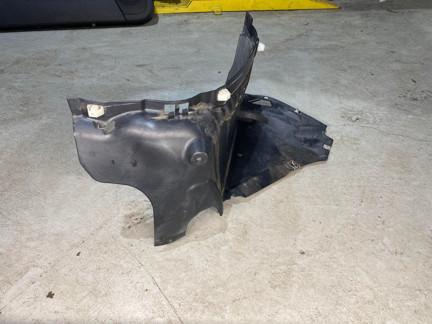 AUDI A5 F5 FRONT LOWER LEFT WHEEL ARCH LINER 8W6853887