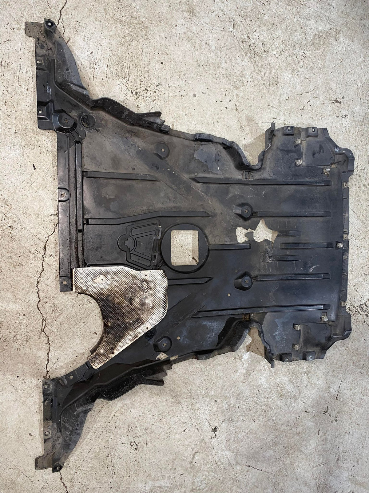 BMW 1 SERIES E88 ENGINE UNDERTRAY 8046617 - LRI Autoparts