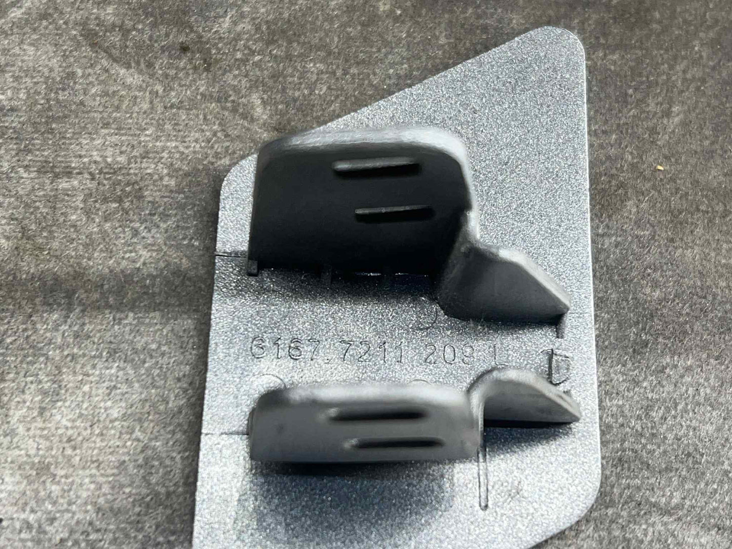 BMW 3 SERIES E90 FRONT LEFT HEADLIGHT WASHER COVER 7202671