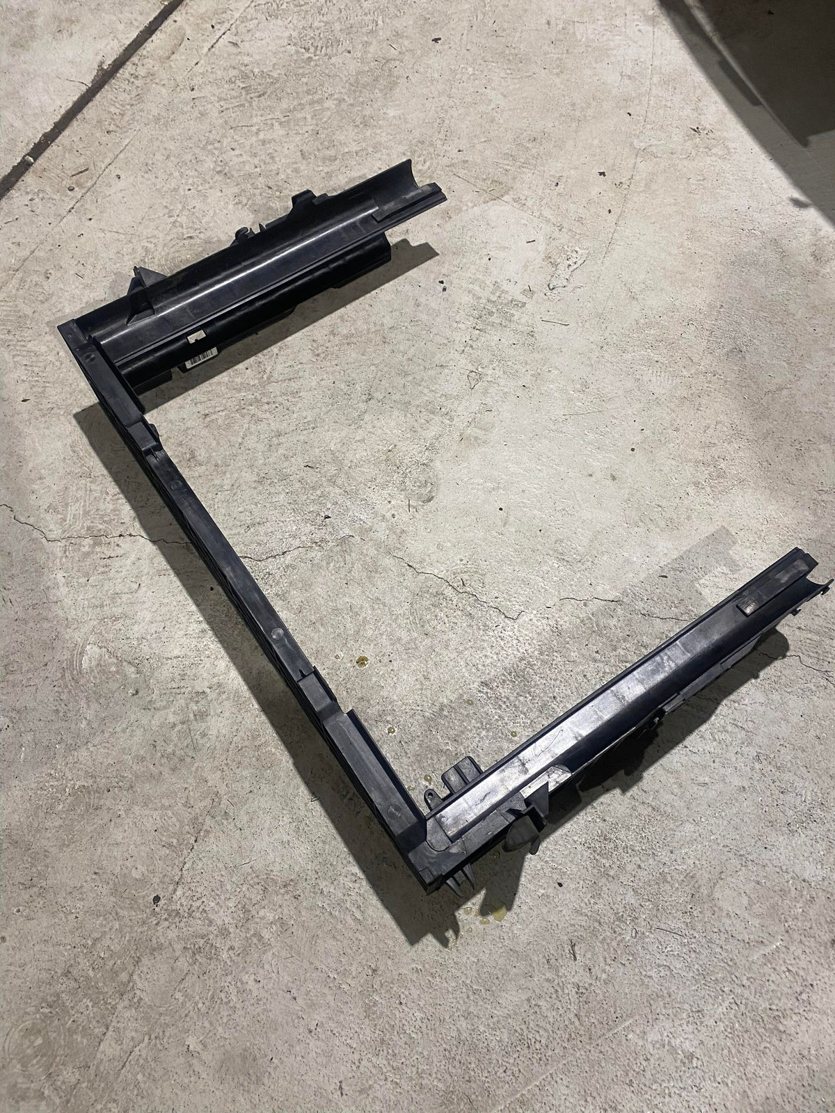 BMW 5 SERIES E60 RADIATOR HOLDER BRACKET F8716002