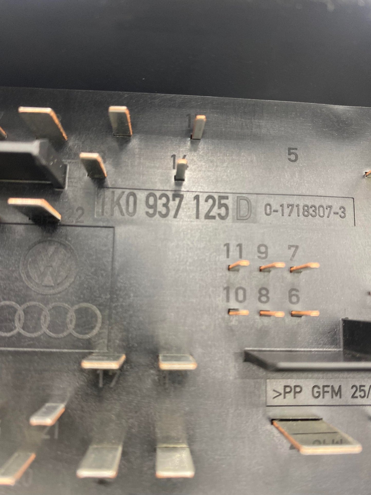 VW GOLF V AUDI A3 8P 1K0937125D BOX RELAYS/FUSES