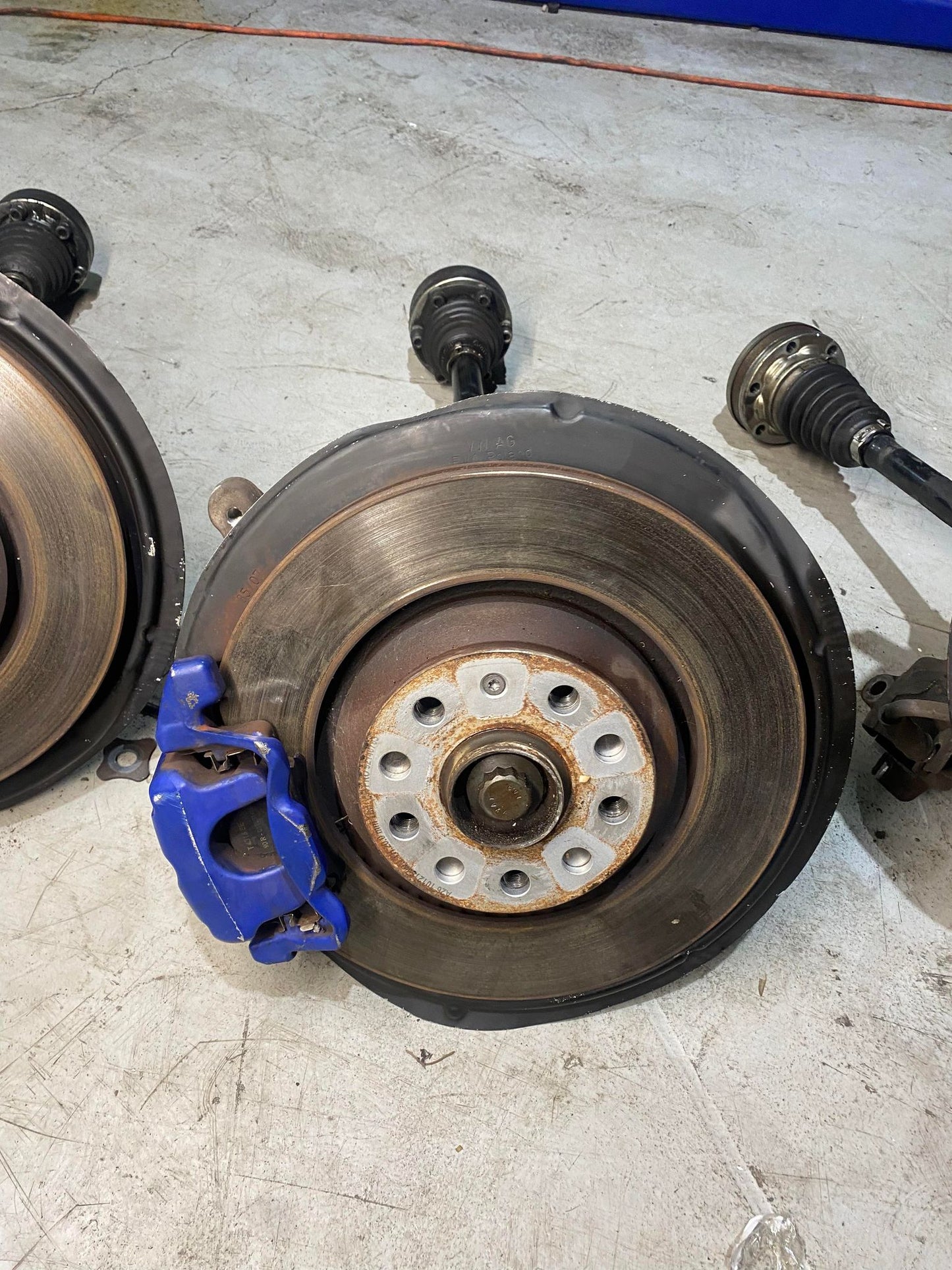 VW GOLF R32 BRAKE KIT WITH DRIVE SHAFTS