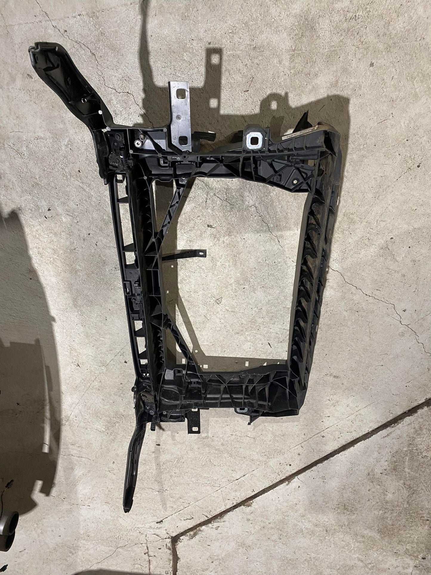 AUDI A3 8V FRONT RADIATOR SUPPORT BRACKET 5K0805594