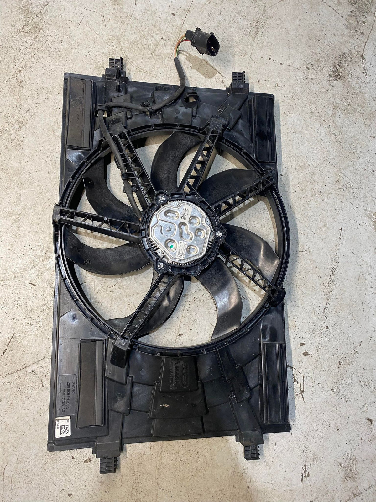 VW AUDI A3 GOLF RADIATOR COOLING FAN 5Q0121205