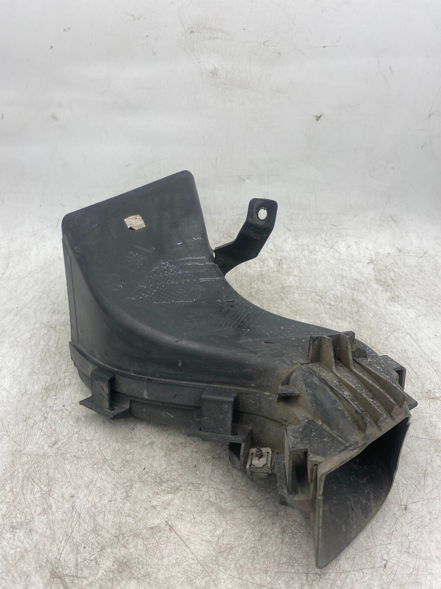 BMW 1 SEREIS E82 LEFT BRAKE AIR DUCT 8046299