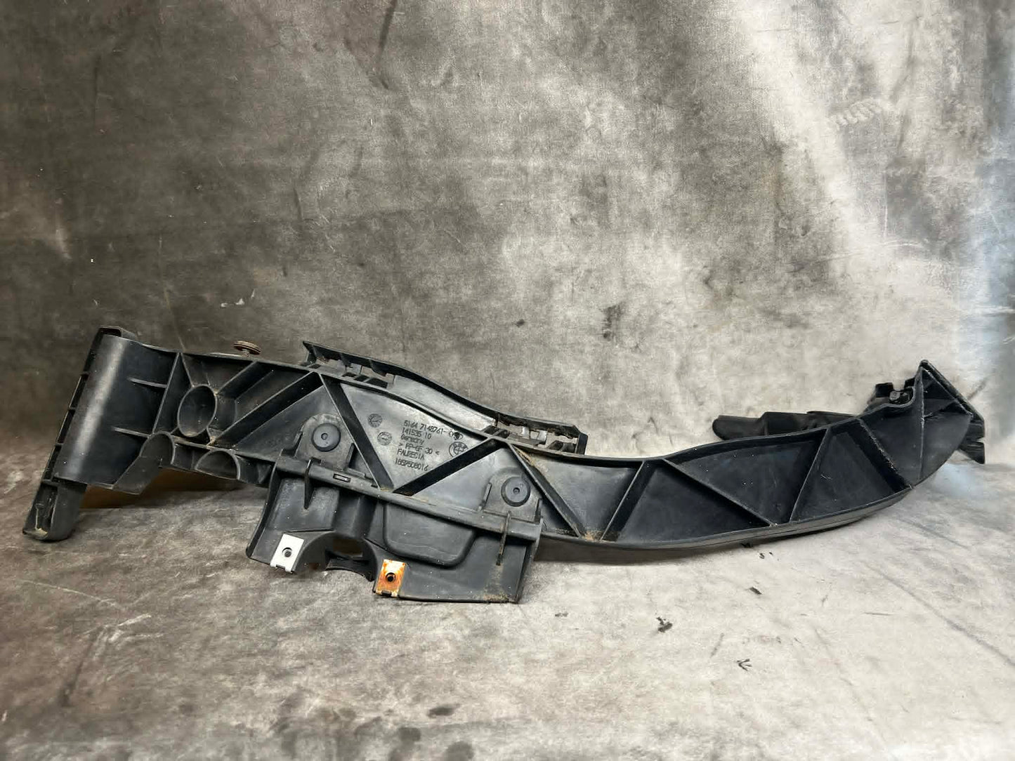BMW 1 SERIES E82 E87 E88 LHS PASSENGER SIDE HEADLIGHT BRACKET 7148761