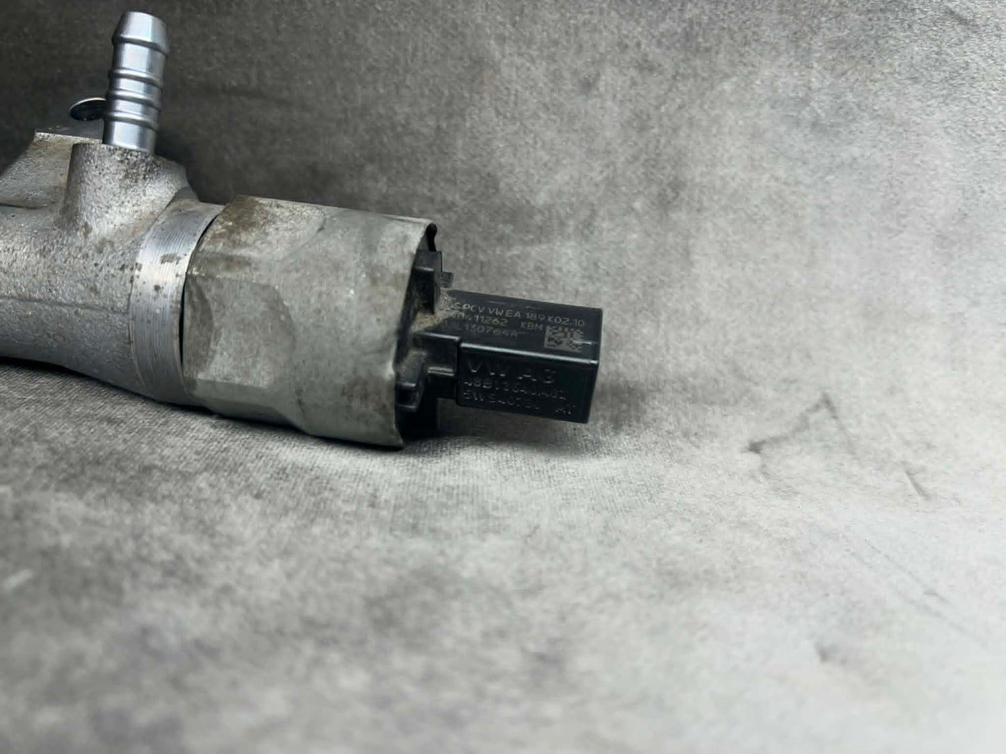 VW AUDI 2.0 FUEL INJECTOR RAIL 03L130089B