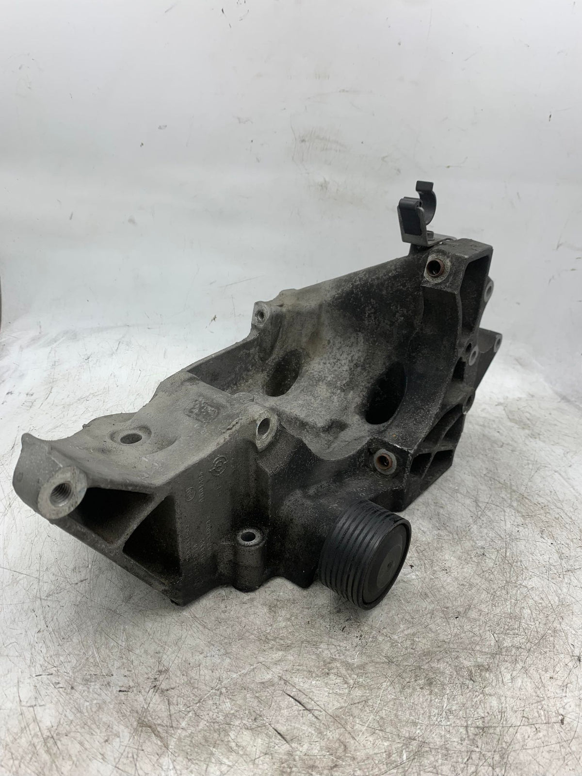 BMW X5 E70 FRONT LEFT ENGINE SUPPORT BRACKET 6790021 - LRI Autoparts