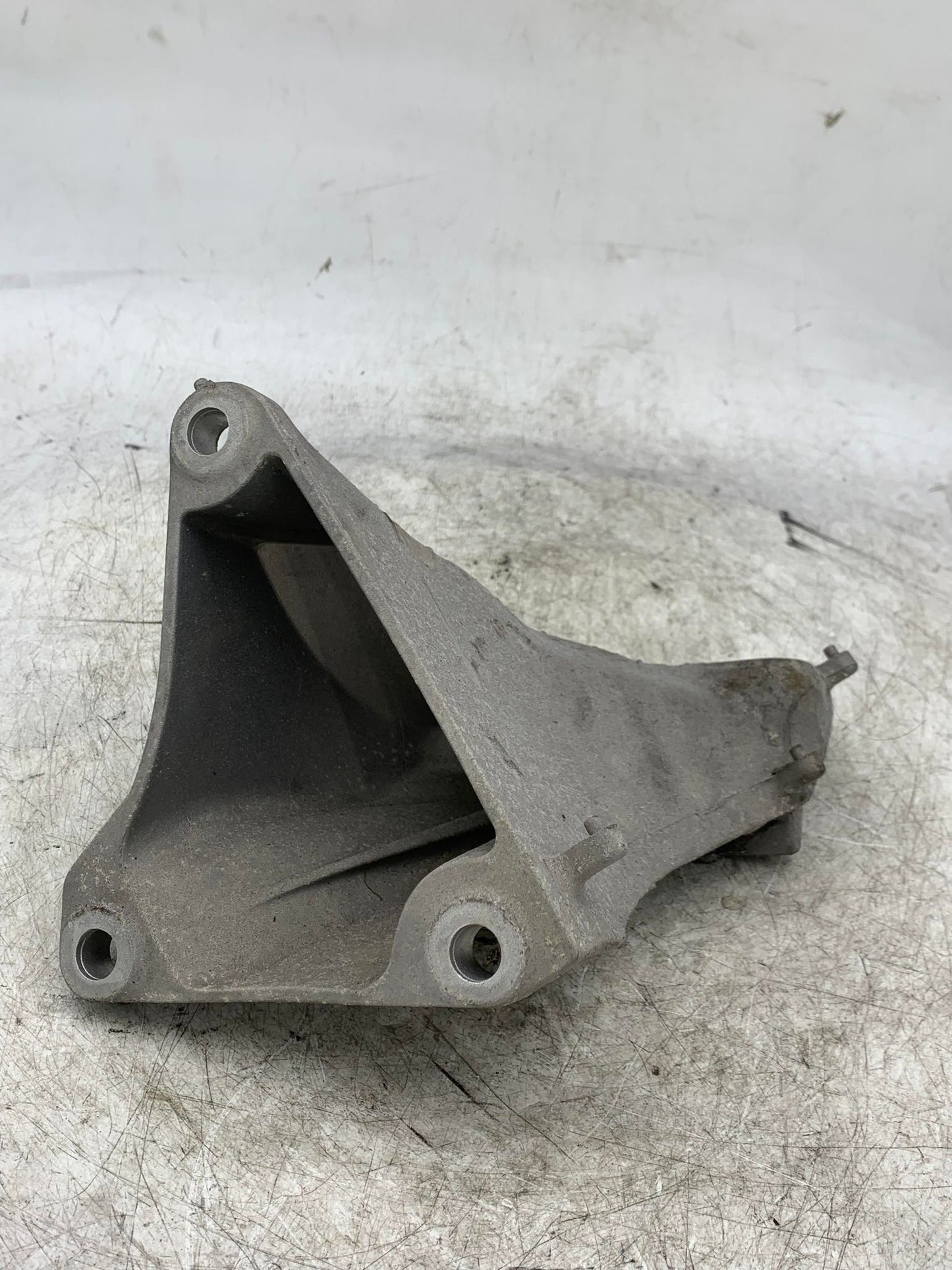 BMW 1 3 SERIES E87 E90 RIGHT  ENGINE MOUNT SUPPORT BRACKET 6764574