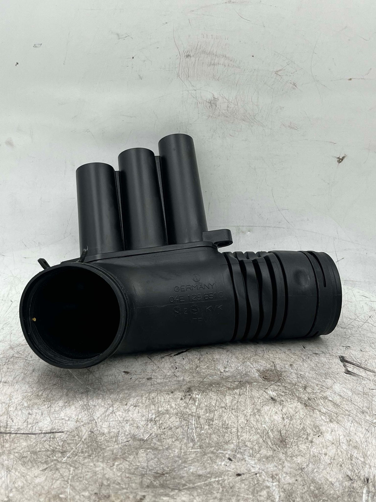 VW AUDI AIR INTAKE TUBE 04E129651C