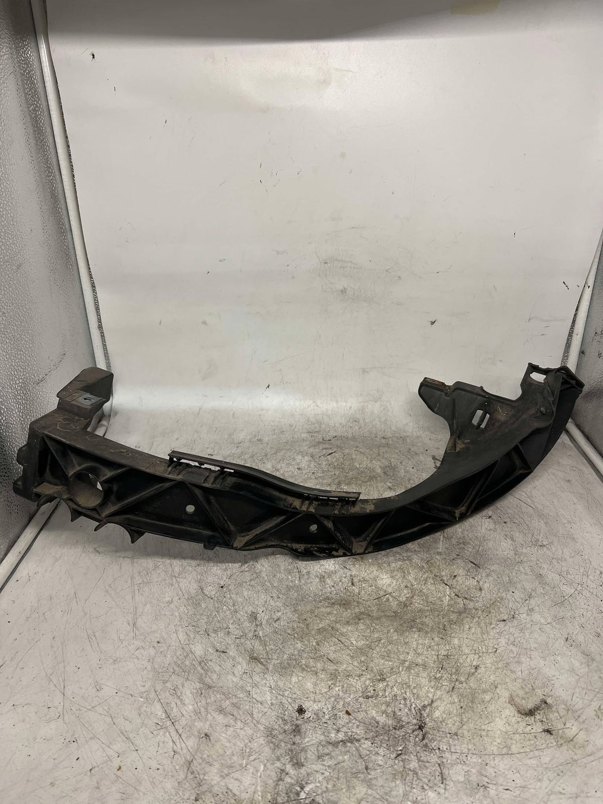 BMW 1 SERIES E82 E87 E88 LHS PASSENGER SIDE HEADLIGHT BRACKET 7120823