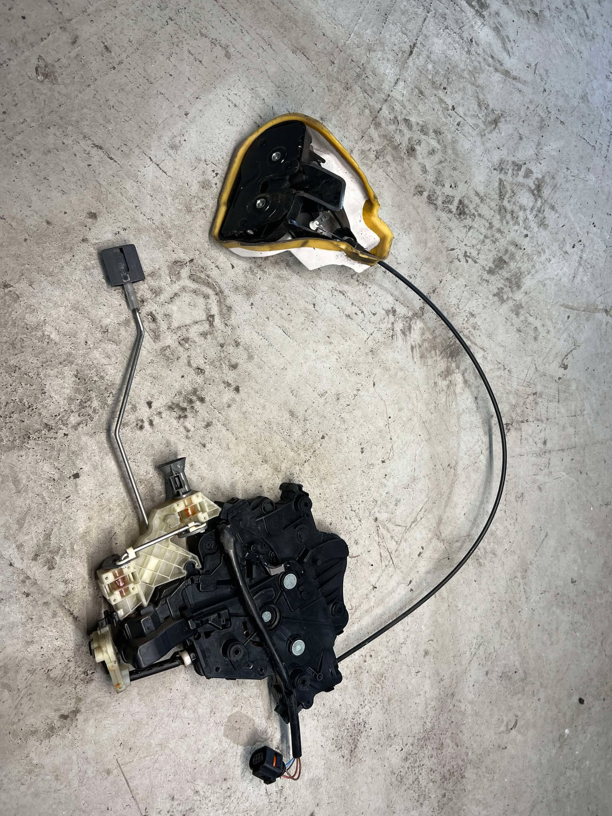 VOLKSWAGEN CADDY LEFT SLIDING DOOR LOCK 2K0843653BF