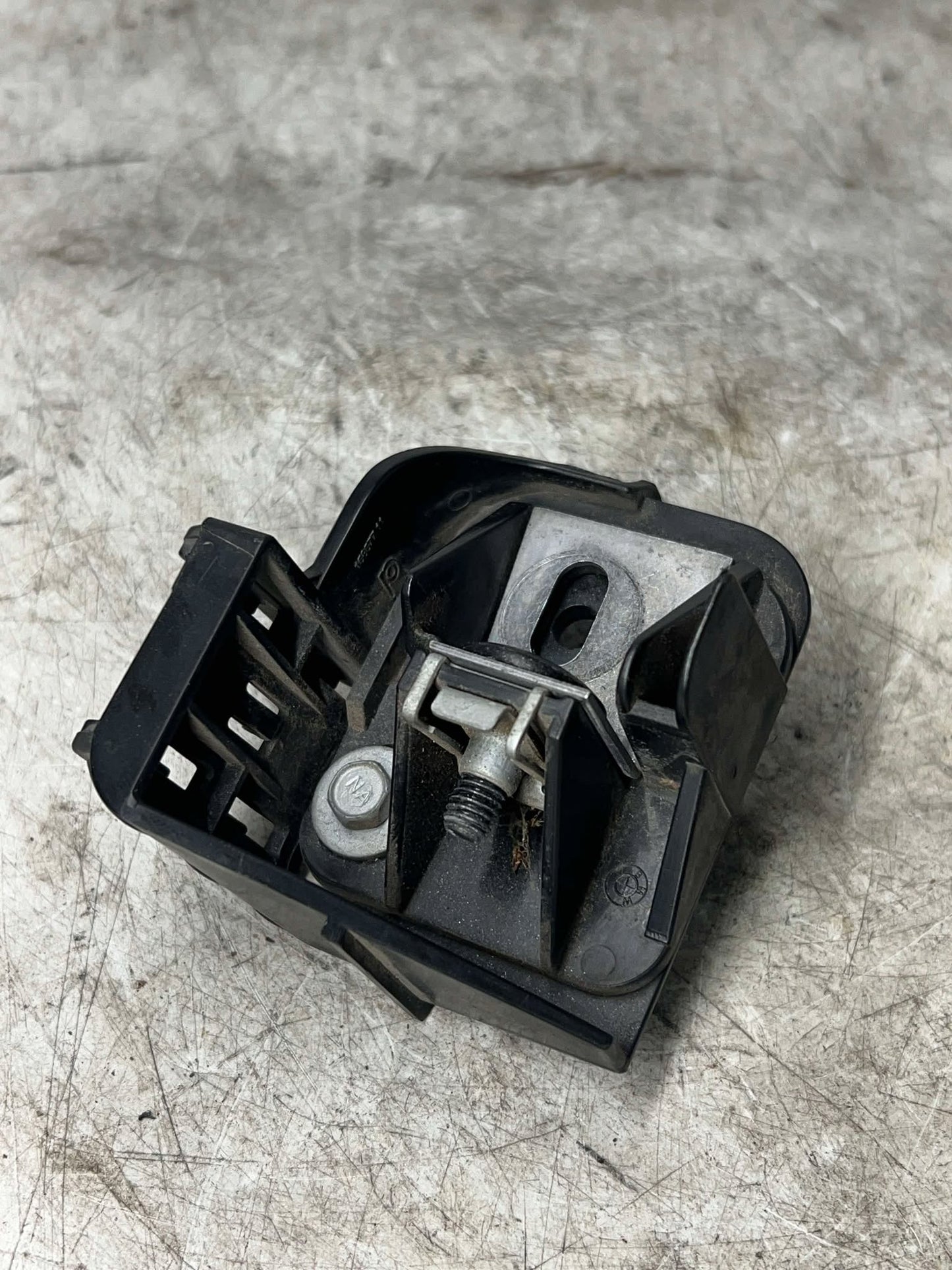 BMW 3 SERIES E92 E93 RIGHT HEADLIGHT BRACKET SUPPORT 7156558
