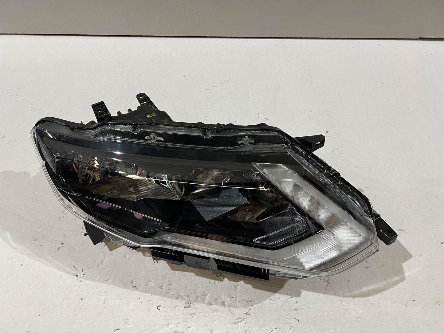 NISSAN X-TRAIL T32 RHS RIGHT HALOGEN HEADLIGHT 26010-6FP1A