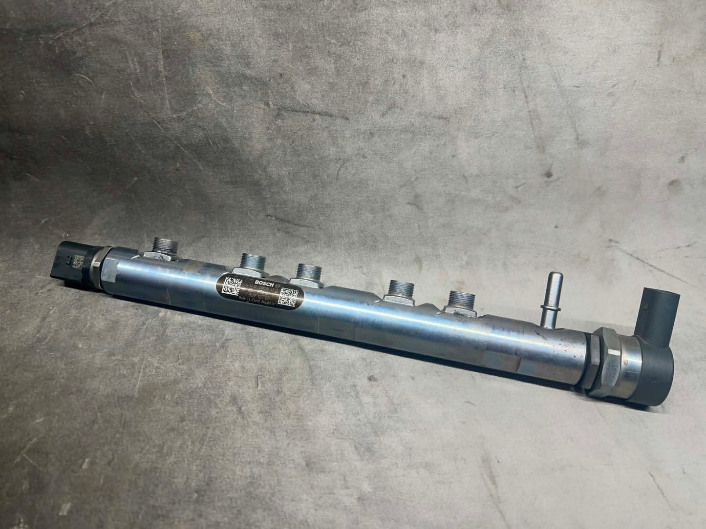 BMW 1 3 5 X SERIES N47 2.0L FUEL INJECTION RAIL WITH SENSOR 7809127
