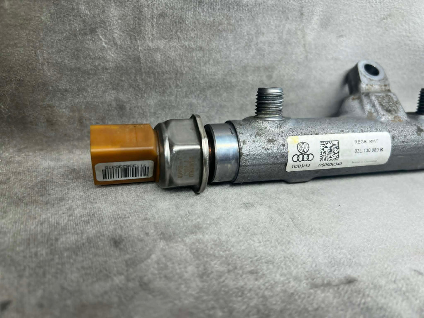 VW AUDI 2.0 FUEL INJECTOR RAIL 03L130089B